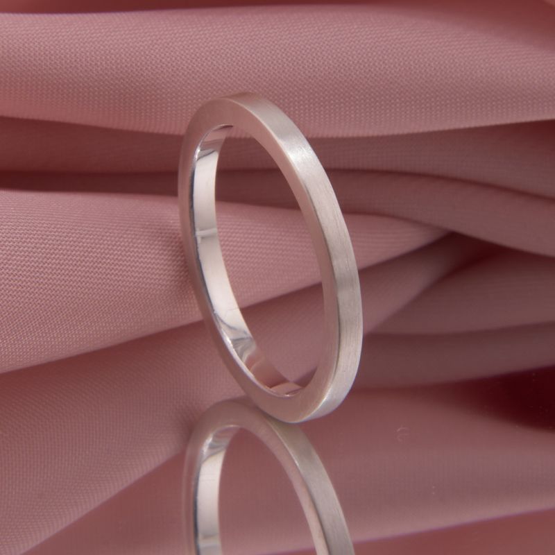 Minimalistischer Damen-Stapelring aus mattem 925er Silber mit quadratischer Ringschiene